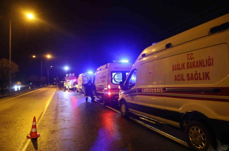 Kazada yaralanan kardeşi ile aynı ambulansa binmek isteyen yaralı ekiplere zor anlar yaşattı 