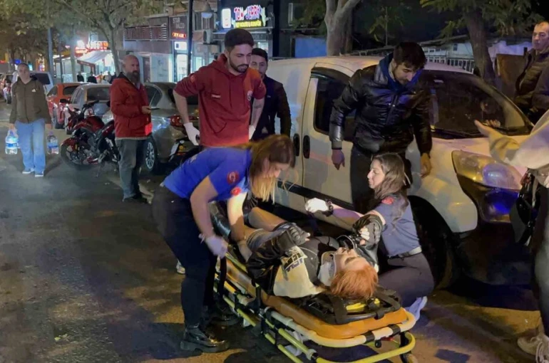 Kazaya karışan motosikletliye bakarken kaza yaptı 