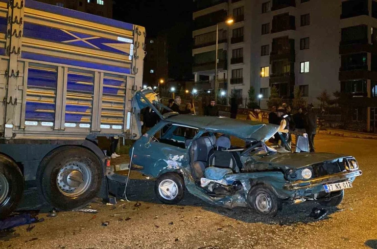 Kazaya karışan otomobil, park halindeki tıra çarptı: 1’ağır 4 yaralı 