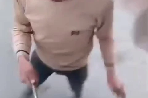 Kazaya sinirlenen tırcı "Aynama vurdun" deyip, meslektaşına demir sopayla saldırdı 