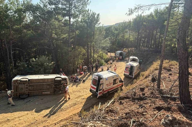 Kazdağları’nda tur minibüsü devrildi: 11 yaralı 