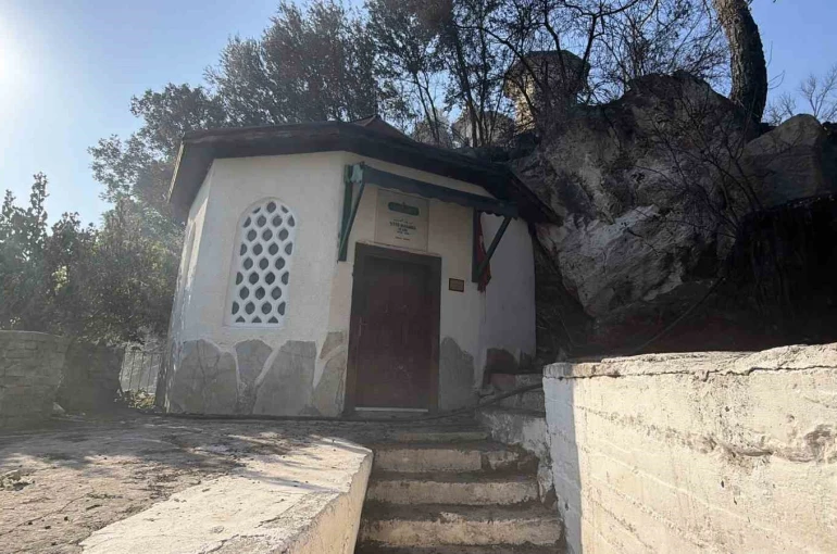 Kazdağları’ndaki yangın türbeye ulaşmadan söndürüldü