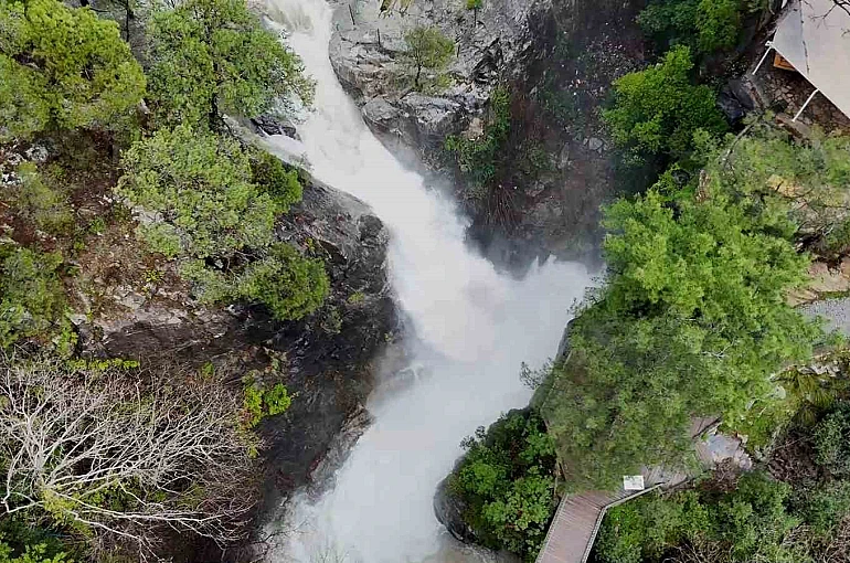 Kazdağları’nın Sütüven Şelalesi yağışlarla birlikte Niagara’yı aratmadı 