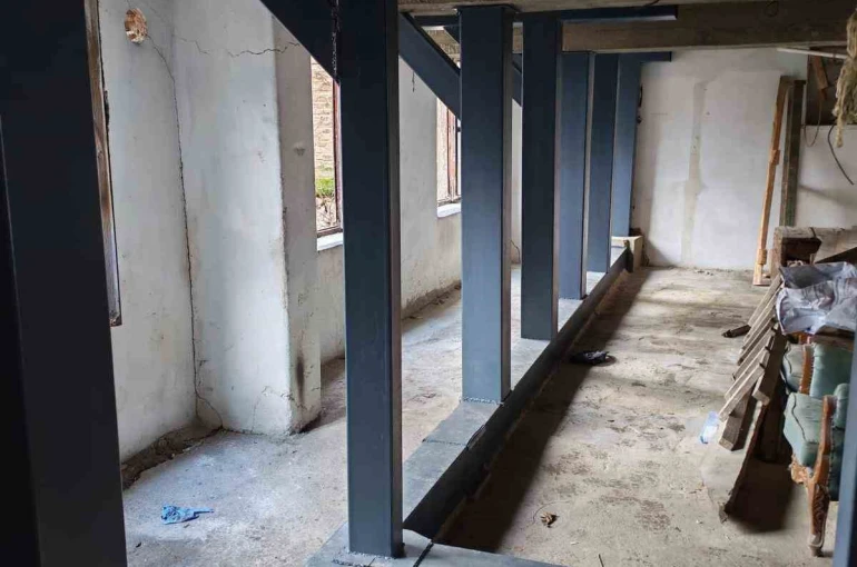 Kazı değil izinsiz güçlendirme yapılmış 