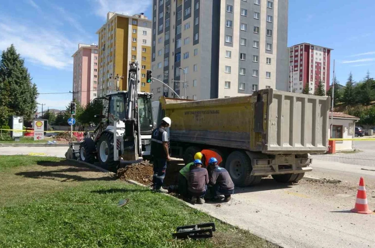 Kazı sırasında patlayan doğalgaz borusu büyük paniğe yol açtı 