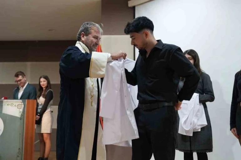 KBÜ’de tıp fakültesi öğrencileri beyaz önlük heyecanı yaşadı 