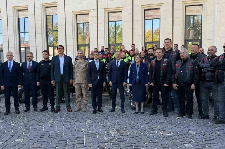 "Kebap dumansız, motor kasksız olmaz" sloganıyla kask farkındalığına dikkat çekildi 