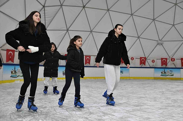 Keçiören Belediyesi’nden ücretsiz buz pateni hizmeti 