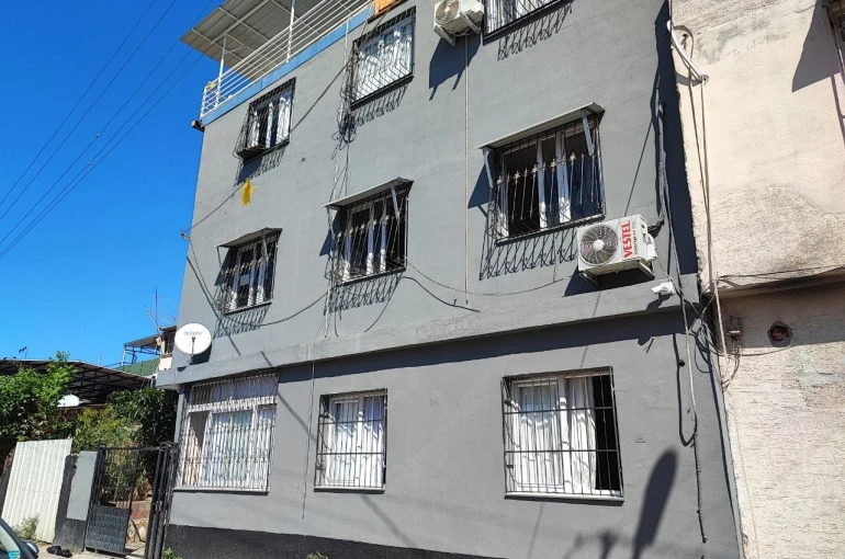 Kediyi çalıp fotoğraf çekindiler: O anlar kameraya yansıdı 