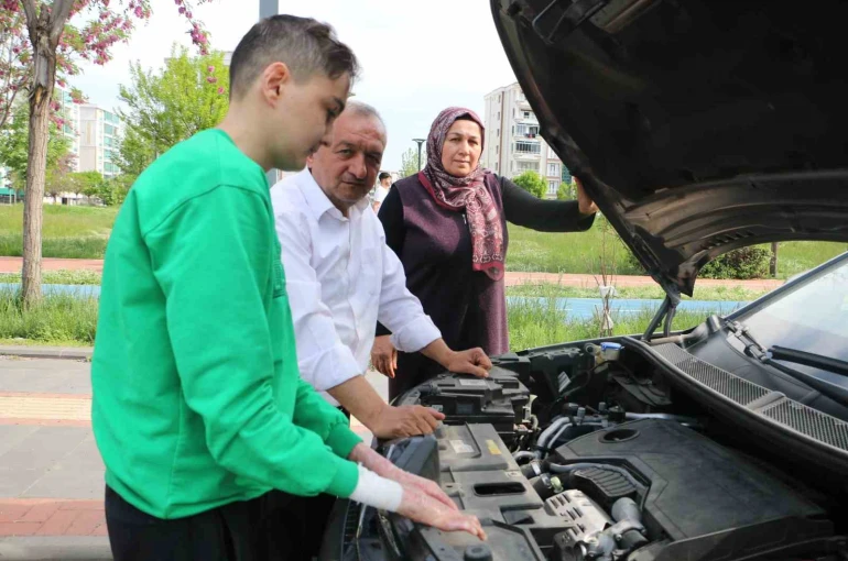 Kelebek hastası çocukları için aldıkları araç çileyi beraberinde getirdi 
