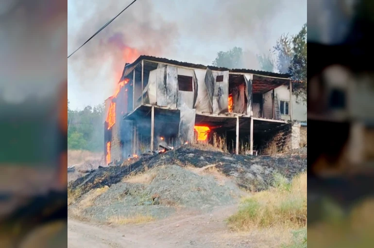 Kemah’ta 2 katlı ev yangında kullanılamaz hale geldi