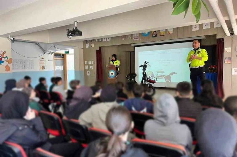 Kemah’ta öğrenci ve öğretmenlere trafik eğitimi verildi 