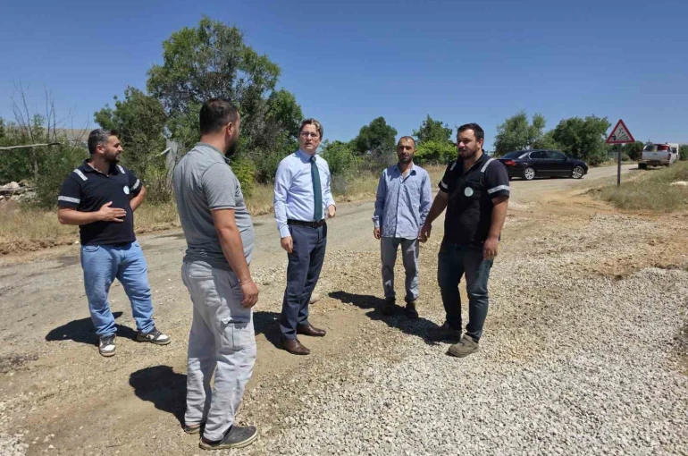 Kemaliye’de 16 köyü birbirine bağlayan yolda asfalt mesaisi 