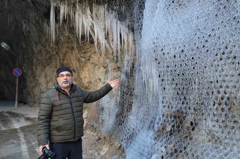 Kemaliye’de ’dünyanın en zorlu yolları’ arasında gösterilen "Taş Yolu" buz tuttu 
