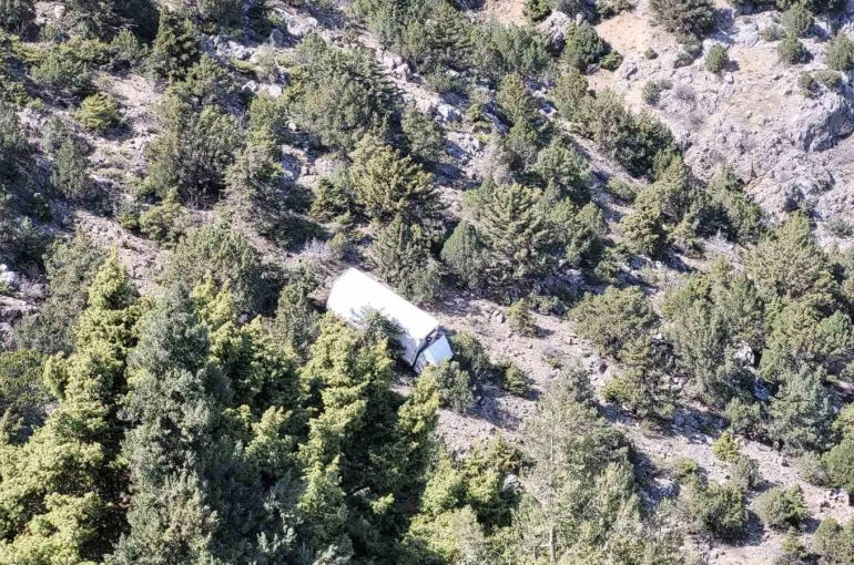 Kemaliye’de freni patlayan kamyon uçuruma yuvarlandı 