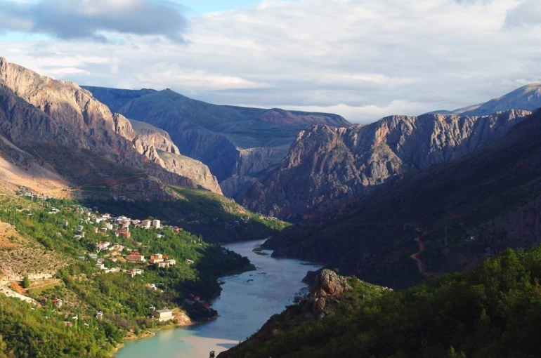 Kemaliye’de kayalığın tepesine yapılan ev merak uyandırıyor 