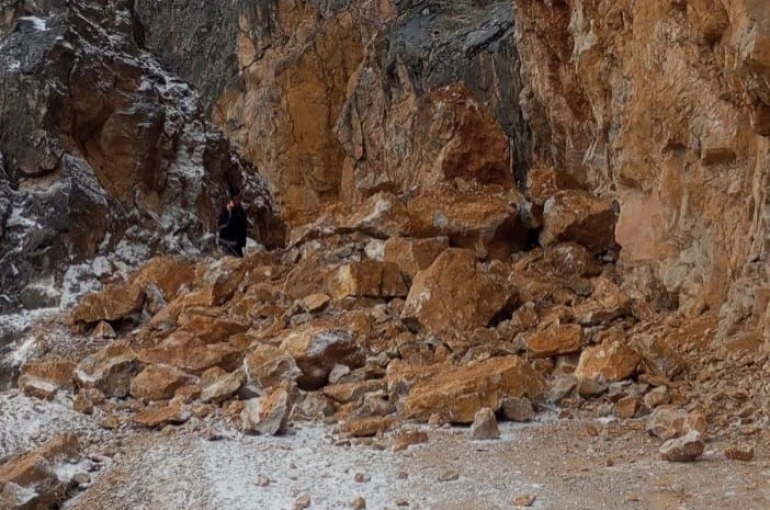 Kemaliye’de Taş Yolu geçici olarak trafiğe kapatıldı