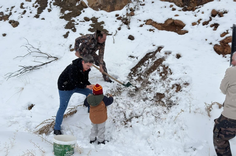 Kemaliye’de yaban hayvanları için yemleme faaliyeti gerçekleştirildi 