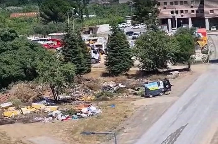 Kemalpaşa Belediyesi, kendi binasının arkasını çöplüğe çevirdi
