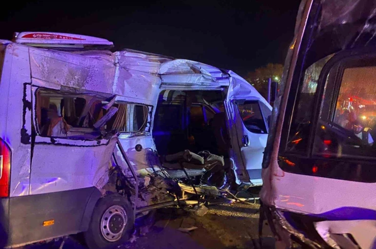 Kemalpaşa’da işçi servisleri çarpıştı: 15 yaralı