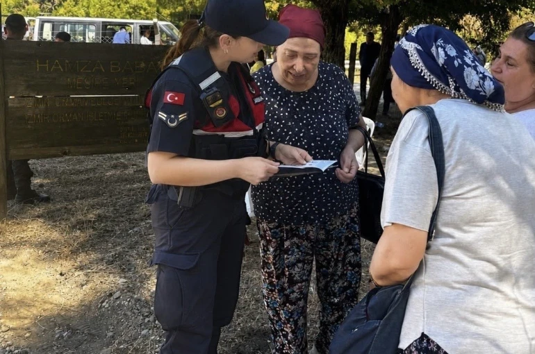 Kemalpaşa’da jandarmadan kadınlara ’KADES’ ve ’Kadına El Kalkamaz’ bilgilendirmesi 