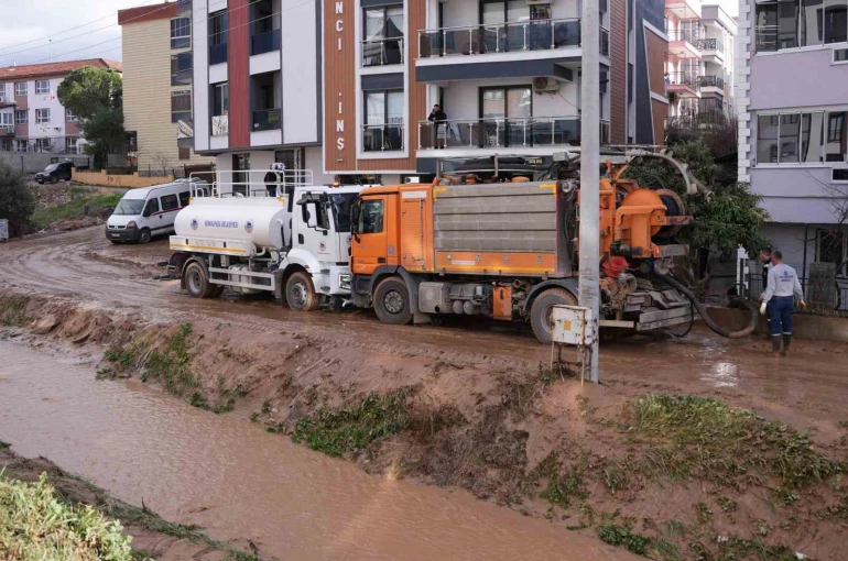 Kemalpaşa’da menfeze sıkışan aracı kurtarma çalışmaları sürüyor 