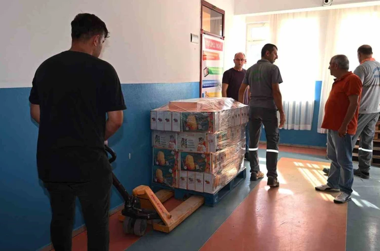 Kemer’de kırtasiye malzemelerinin dağıtımı devam ediyor 