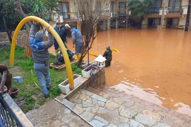 Kemer’de sağanak sonrası temizlik çalışmaları devam ediyor 