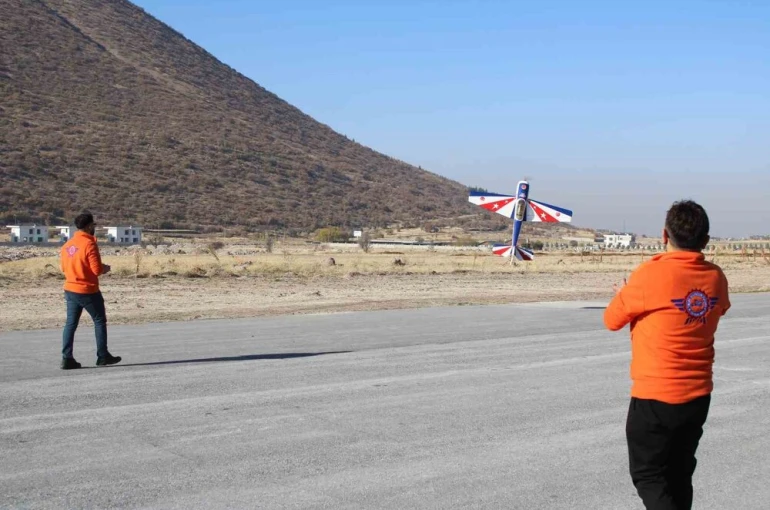 Kendi ürettikleri model uçakla hedef 100 kilometre uçmak 