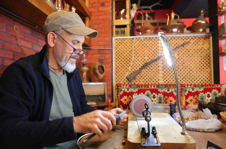 Kendi yaptığı torna ile el emeğini sanata dönüştürüyor 