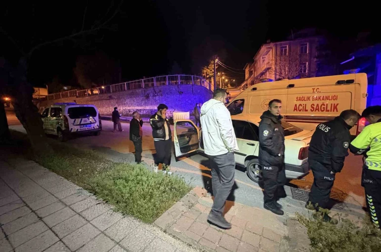 Kendilerini uyaran adamı darp eden şahıslar otomobili bırakıp kaçtı 