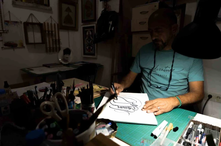 Kendisine terapi olan kaligrafiyi gelecek nesillere aktarıyor 