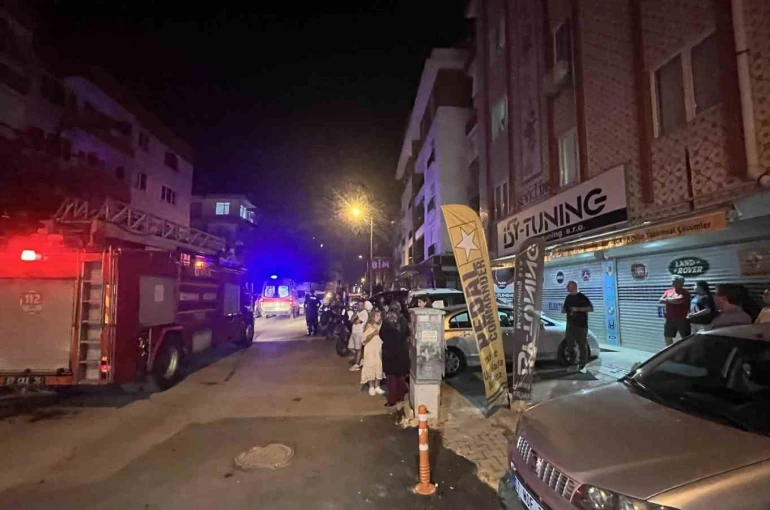 Kentsel dönüşümdeki apartmanda çıkan yangın mahalleliyi sokağa döktü 