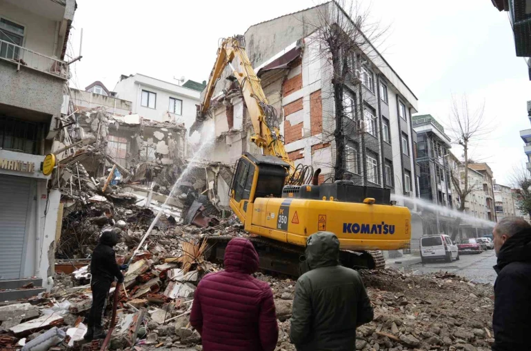 Kepçe komşu eve girdi, genç kız çığlık atarak yardım istedi 