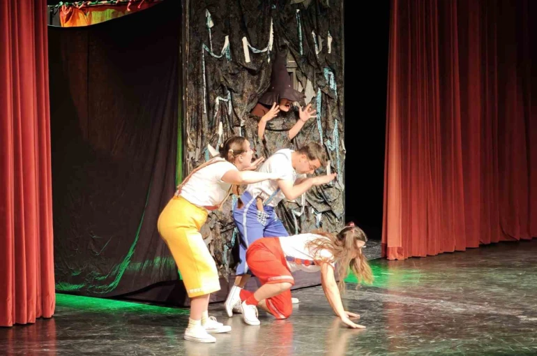 Kepez Kent Tiyatrosu yılın ilk çocuk oyununu sahneledi 