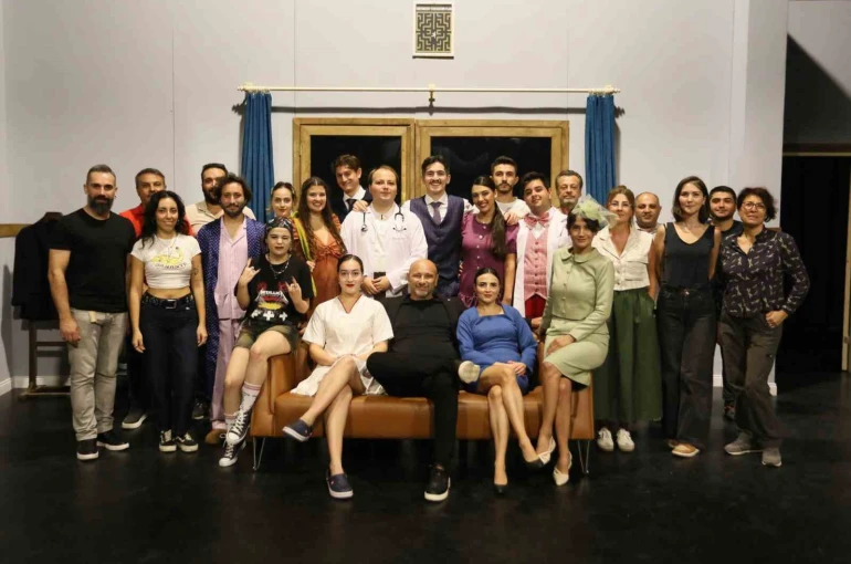 Kepez Kent Tiyatrosu’ndan kahkaha dolu bir oyun: "Kaç Baba Kaç" 