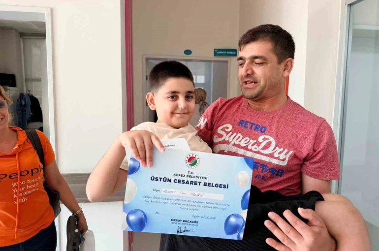 Kepez’de sünnet olan çocuklara ’Üstün Cesaret Belgesi’