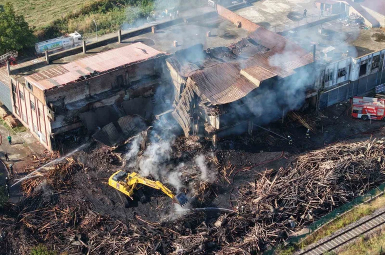 Kereste fabrikası yangınında soğutma çalışmaları sürüyor 