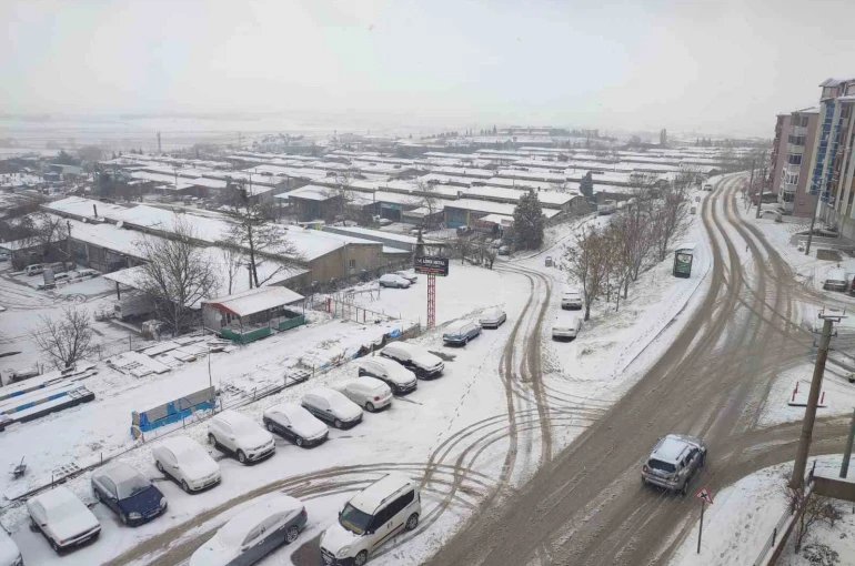 Keşan’da etkili olan kar yağışı nedeniyle taşımalı eğitime 1 gün ara verildi 