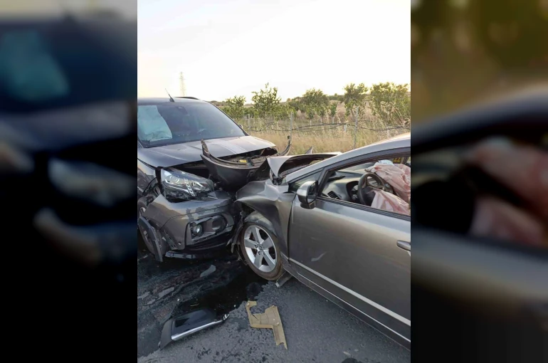 Keşan’da hafif ticari araç ile otomobil çarpıştı: 2 yaralı