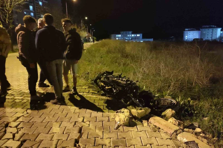 Keşan’da otomobil ile çarpışan motosiklet sürücüsü ağır yaralandı 