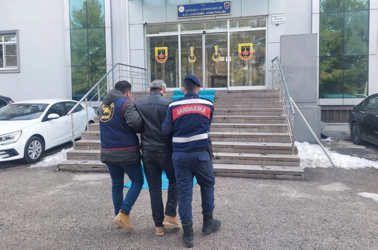Kesinleşmiş 25 yıl cezayla aranan şüpheliyi jandarma yakaladı 