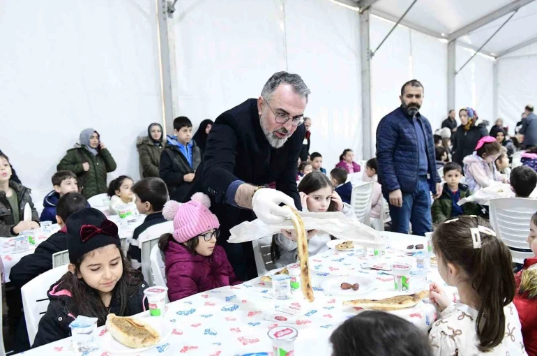 Kestelli çocuklar, tekne oruçlarını birlikte açtı 