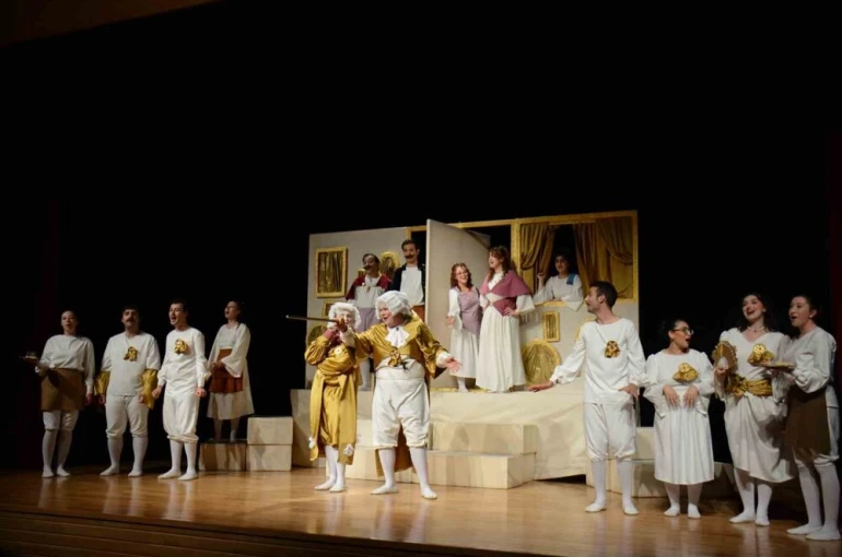 "Kibarlık Budalası" tiyatroseverlerle buluştu 