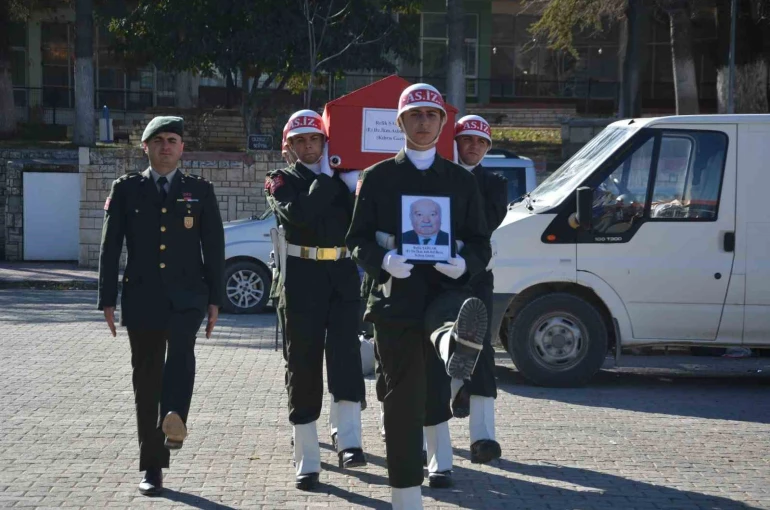 Kıbrıs gazisi emekli astsubay askeri törenle son yolculuğuna uğurlandı 