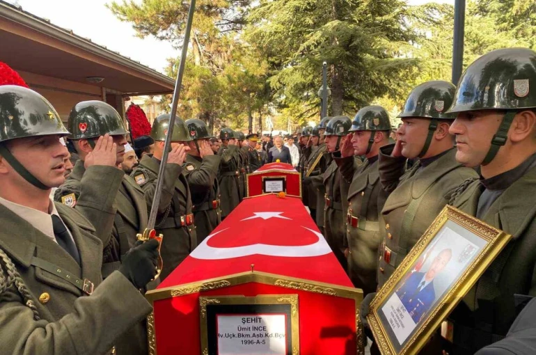 Kıdemli Başçavuş İnce ve Uzman Çavuş Dolapci, Cebeci Askeri Şehitliği’nde toprağa verildi 