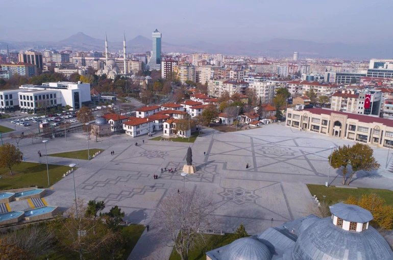 Kılıçarslan Meydanı'nda bıçaklı kavga! 2 kişi yaralandı