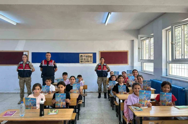 Kilis’te jandarma ekipleri öğrencilerle buluştu 