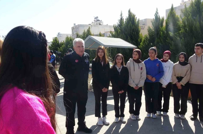 Kilis’te lise öğrencilerinden deprem tatbikatı