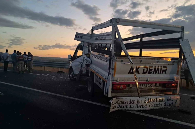 Kilis’te tır ile pikap çarpıştı: 3 yaralı